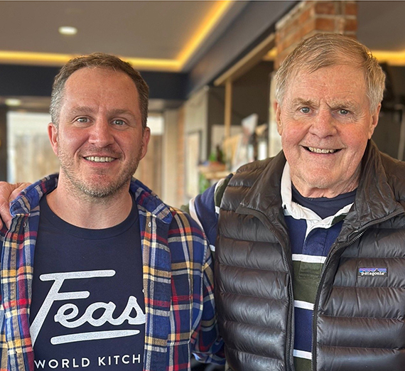 Еда на тарелках, приготовленная для молодежи